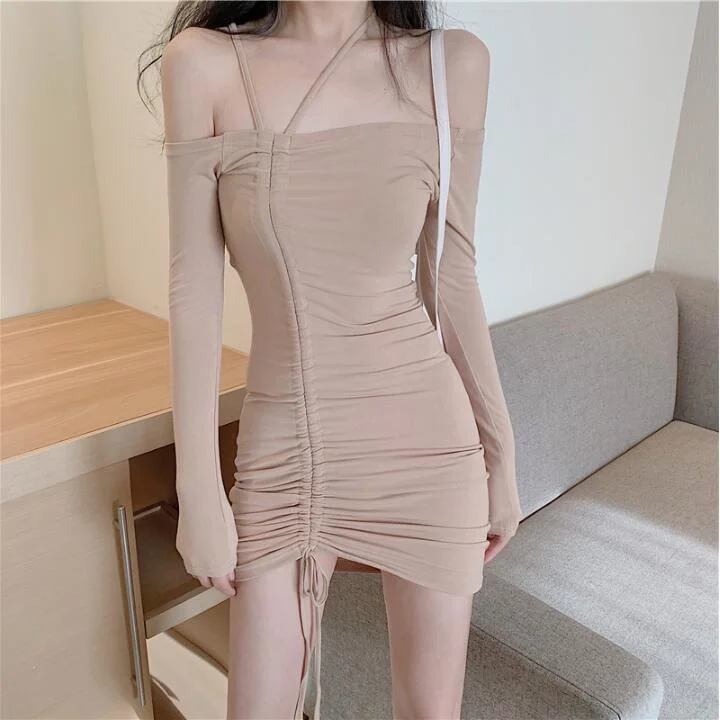 

Женское приталенное платье на бретелях, с завязками