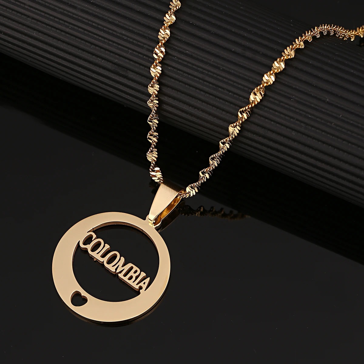 Колье с подвеской из нержавеющей стали круглыми буквами Колумбии ювелирное