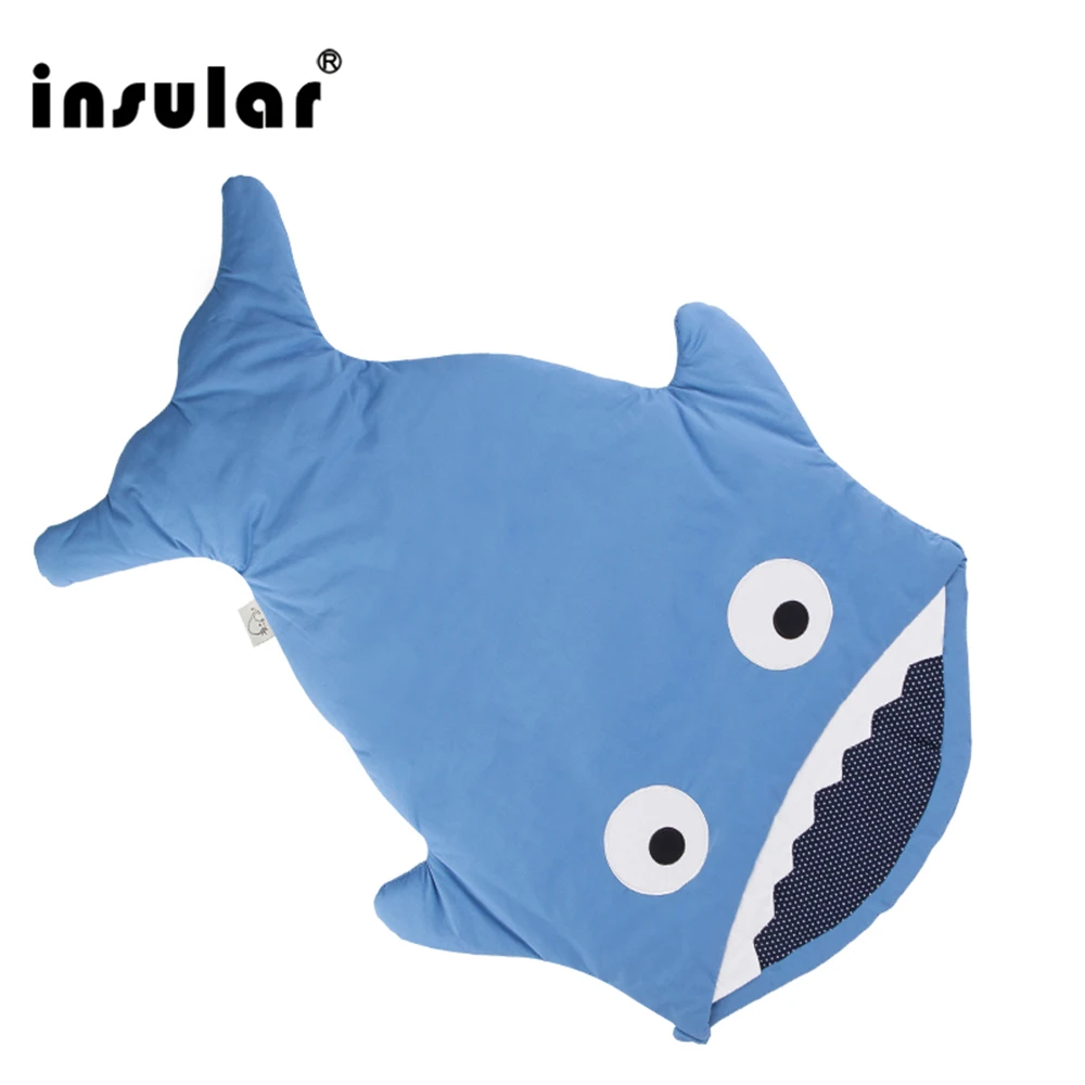 Изолированный милый детский спальный мешок с рисунком акулы зимний теплое