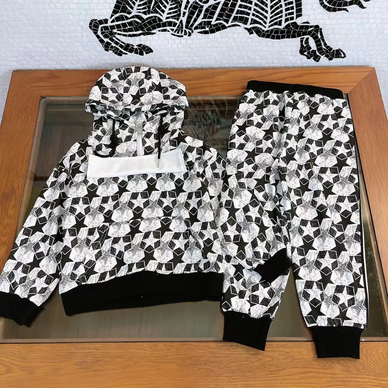 

Высококачественная детская одежда на раннюю осень 2021, новый повседневный костюм с капюшоном в нейтральном стиле, из двух предметов в западн...