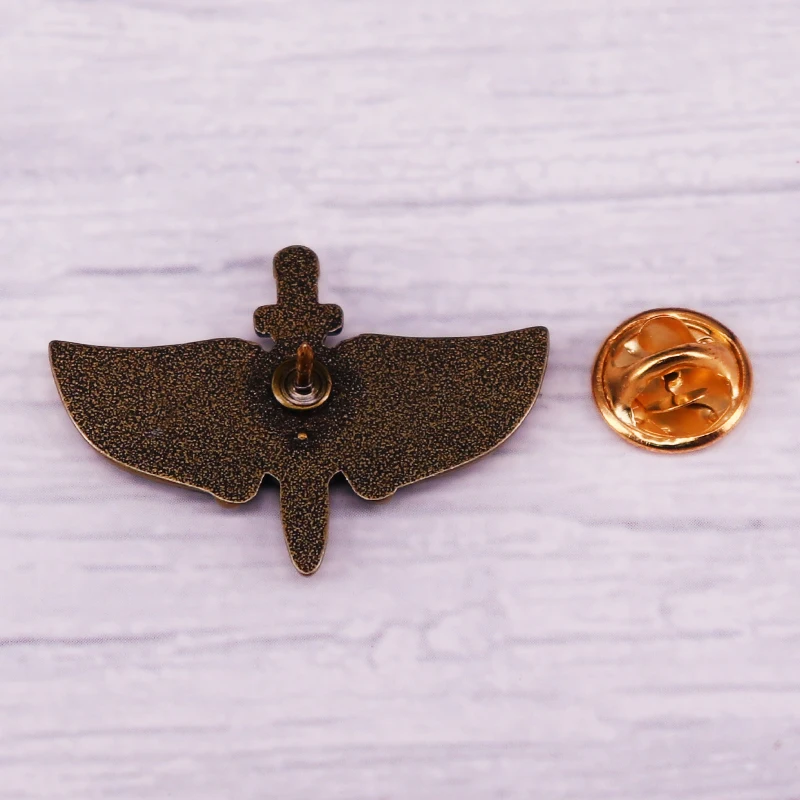 Винтажный значок с крылатым черепом мечом в стиле ретро темный готический на