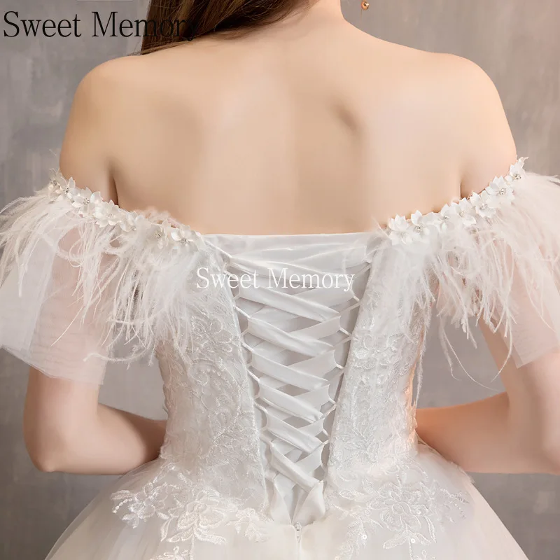 

Women Wedding Dress With Feathers Boat Neck Off Shoulder Ball Gown Princess 2021 Appliques Lace Up Dresses Lady Robe De Mariee