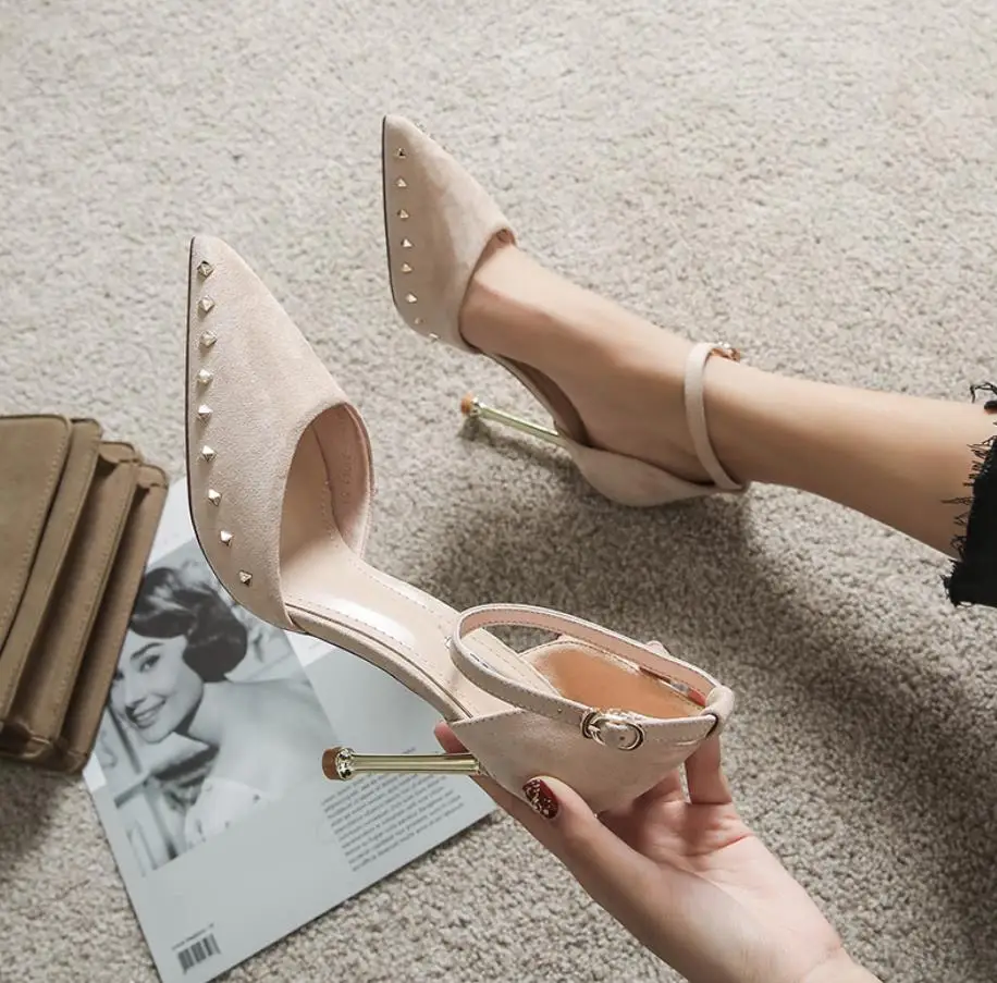 For spring and fall 2019 the new style will come with sharp toes a stylish rivet | Обувь