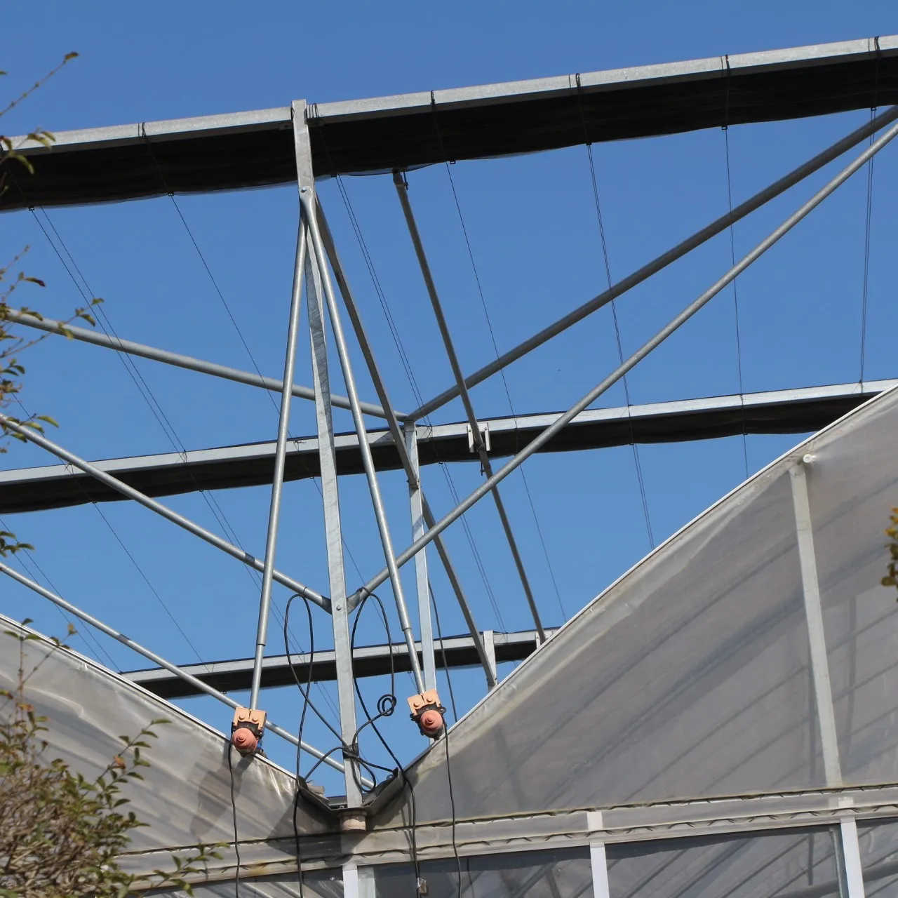 

A film greenhouse that can be used for soilless cultivation