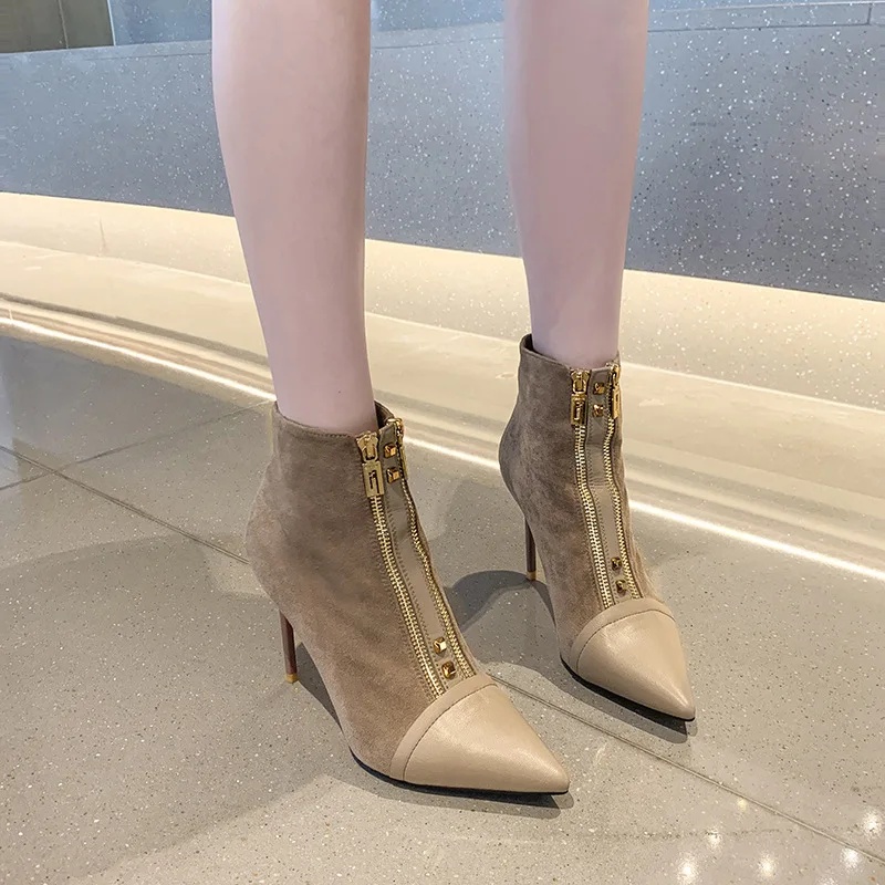 

Женские короткие ботинки на тонком каблуке, на молнии спереди, с острым носком