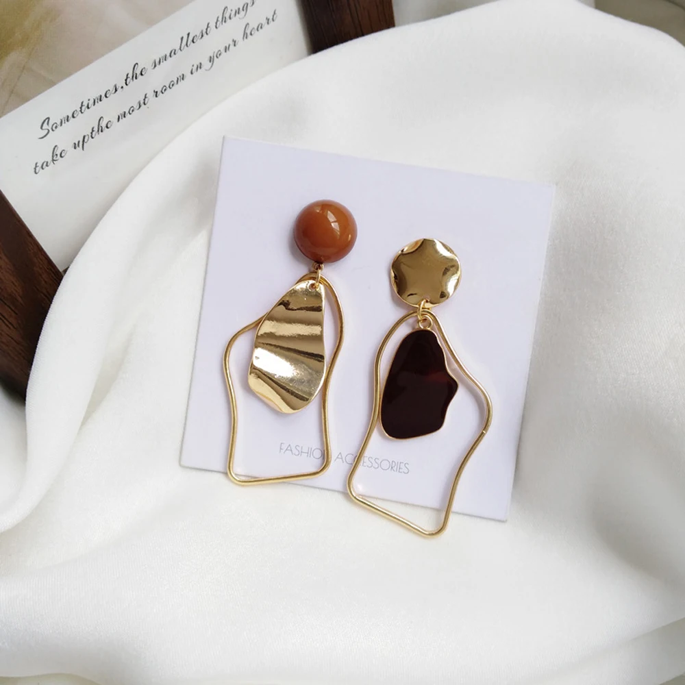 

Retro Geometric Irregular Shape Earrings Women's Elegant Hyperbole Temperament Act The Role Ofing Is Tasted Stud Earrings