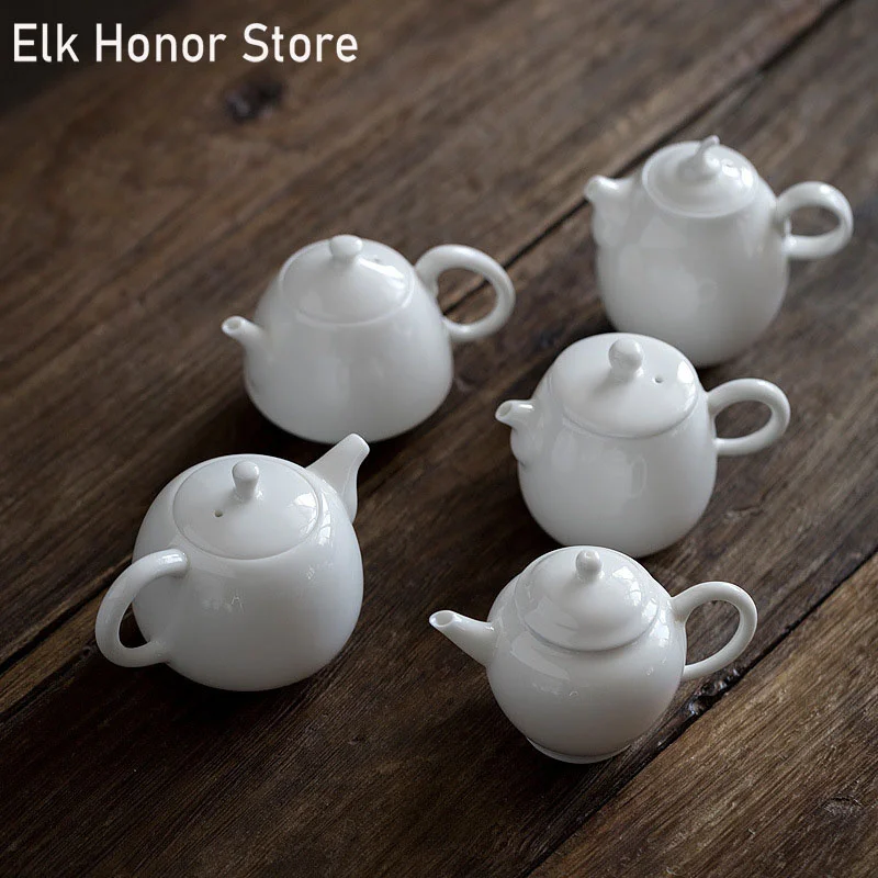 

Простой японский фарфоровый чайник в японском стиле