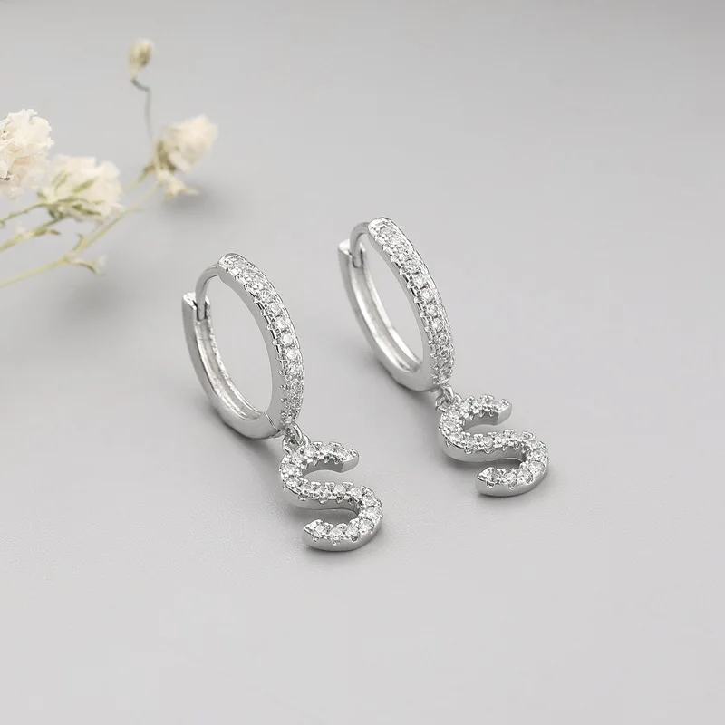 Женские серьги-гвоздики с надписью серебристого цвета | Украшения и аксессуары