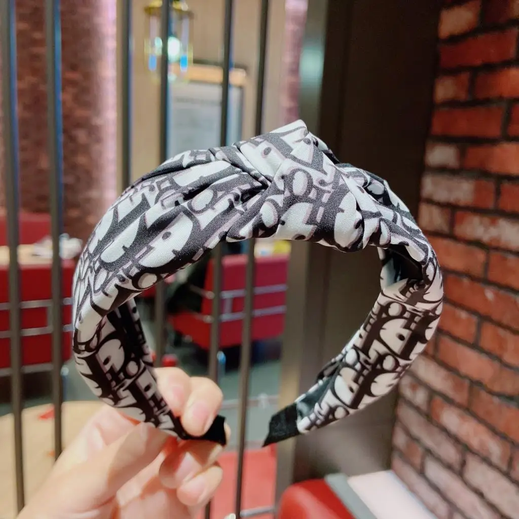 

South Korean web celebrity hair band show thin French letter port sends the hair with the feeling of the thunder straps