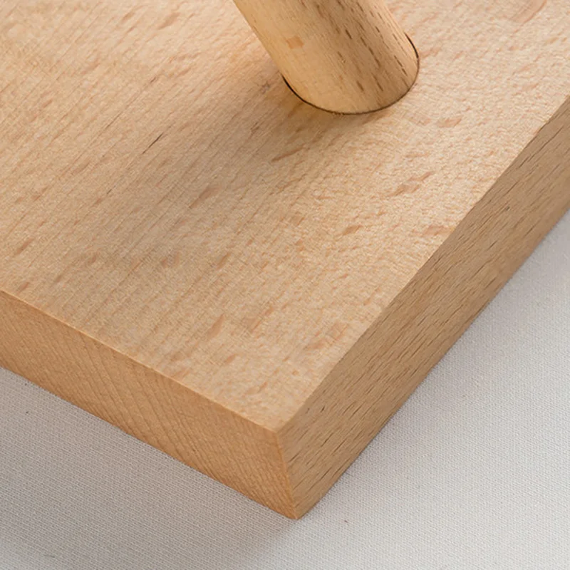 Шкаф для одежды в скандинавском стиле крепится на стену из цельного дерева без