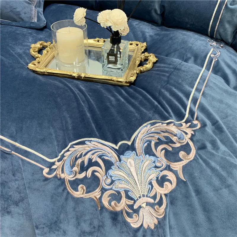 Комплект постельного белья из флисовой ткани с классической вышивкой голубое