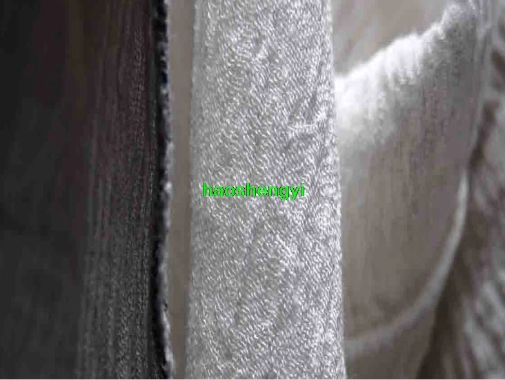 Промойте воду и сделайте старую складку ткань для одежды из чистого льна