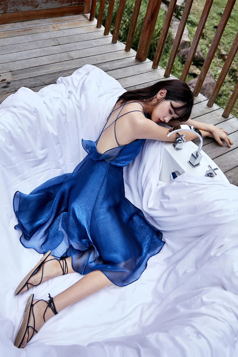 Женское платье с вырезом на спине синее вечернее миди без рукавов