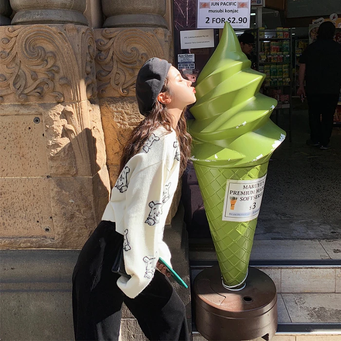 Женский трикотажный свитер с рисунком Винни-Пуха черный и белый пуловер в