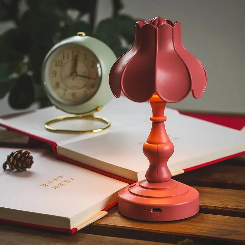 

Ночник в европейском стиле ретро 2021 года, настольная лампа с ностальгической зарядкой, прикроватный светодиодный светильник для спальни, п...