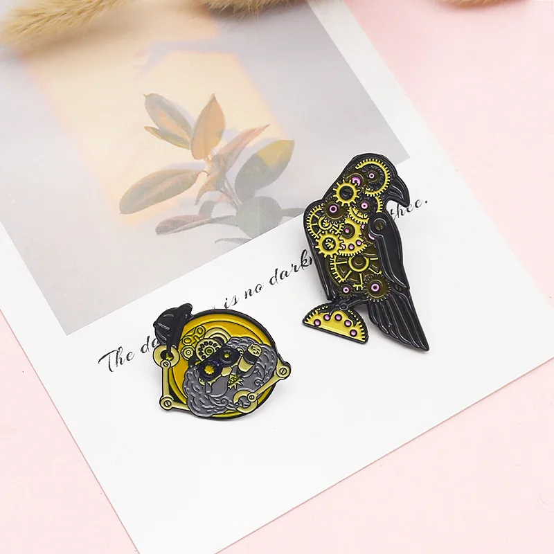 

MIX DESIGNS Gear Machine Crow Smokes Cigar Gear Robot Unhats Creative Design Alloy brooch Accessories WHOLESALE