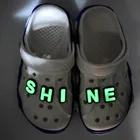 Новейшие 26 шт. английские буквы флуоресцентные зеленые подвески для обуви Ночной светильник украшения браслета