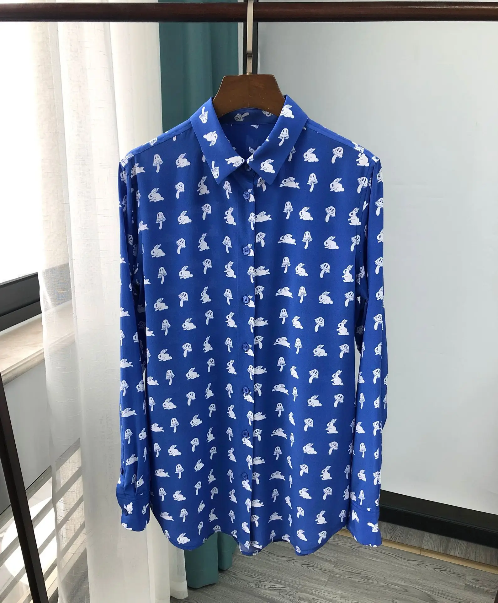 Женская рубашка с милым белым кроликом и грибом шелковая длинными рукавами