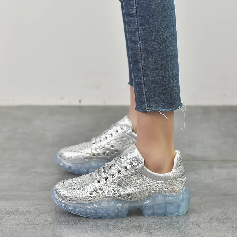 Женские кроссовки с кристаллами Rimocy серебристые на платформе со стразами