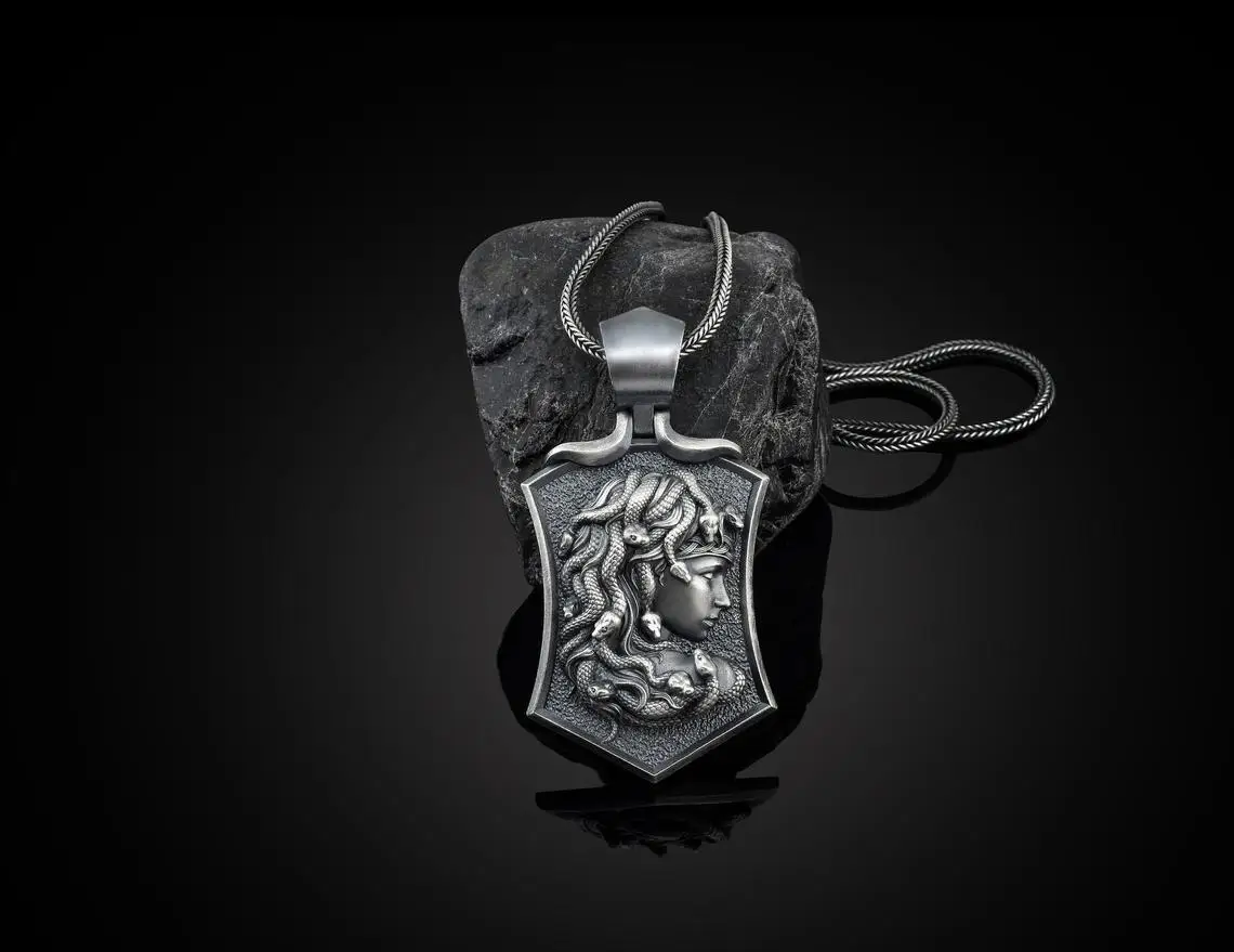 

Snake hair petrified Medusa unisex necklace for men and women Gothic style tag wild autumn and winter sweater chain