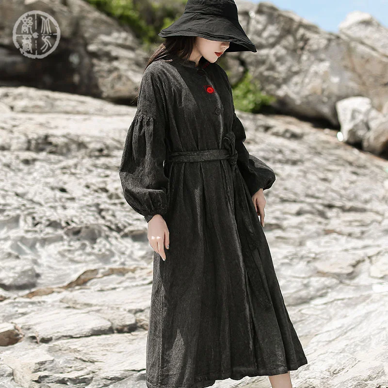 

Вельветовое платье с длинным рукавом и вышивкой, средней длины