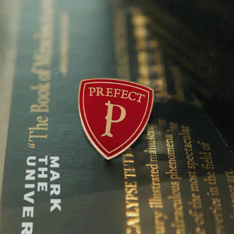 Продемонстрируйте свой статус с этой идеальной брошью в виде Гриффиндора! |