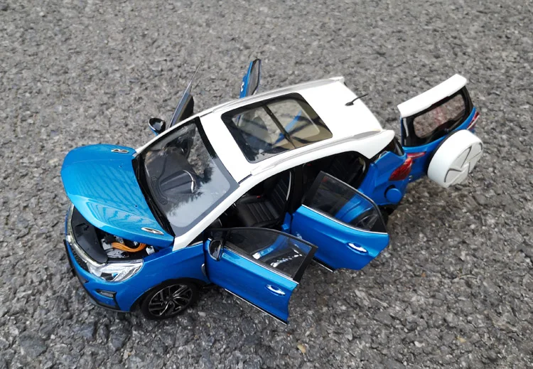 Высококачественная литая модель автомобиля BYD Yuan 1:18 (синий и белый) + небольшой