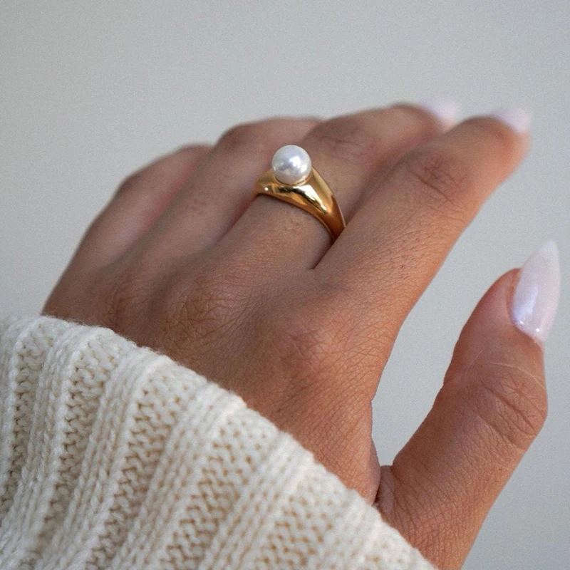 

2021 New Style Tarnish Free High Polished Stainless Steel Real Gold Plated Vintage Round Pearl Rings For Women