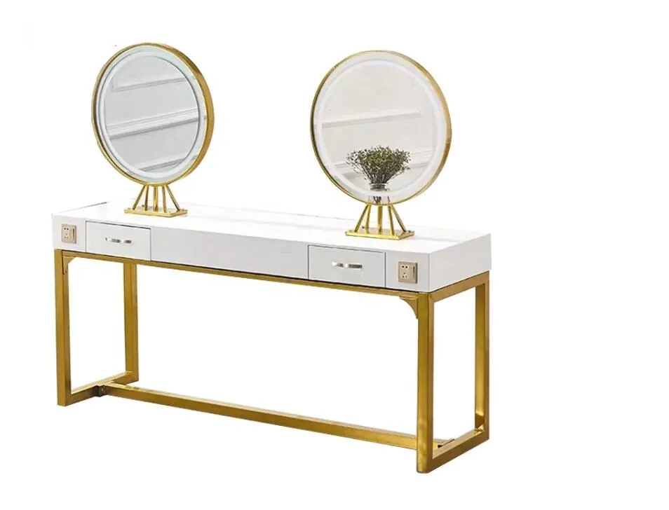 Оборудование для салона красоты с золотистой рамкой парикмахерской