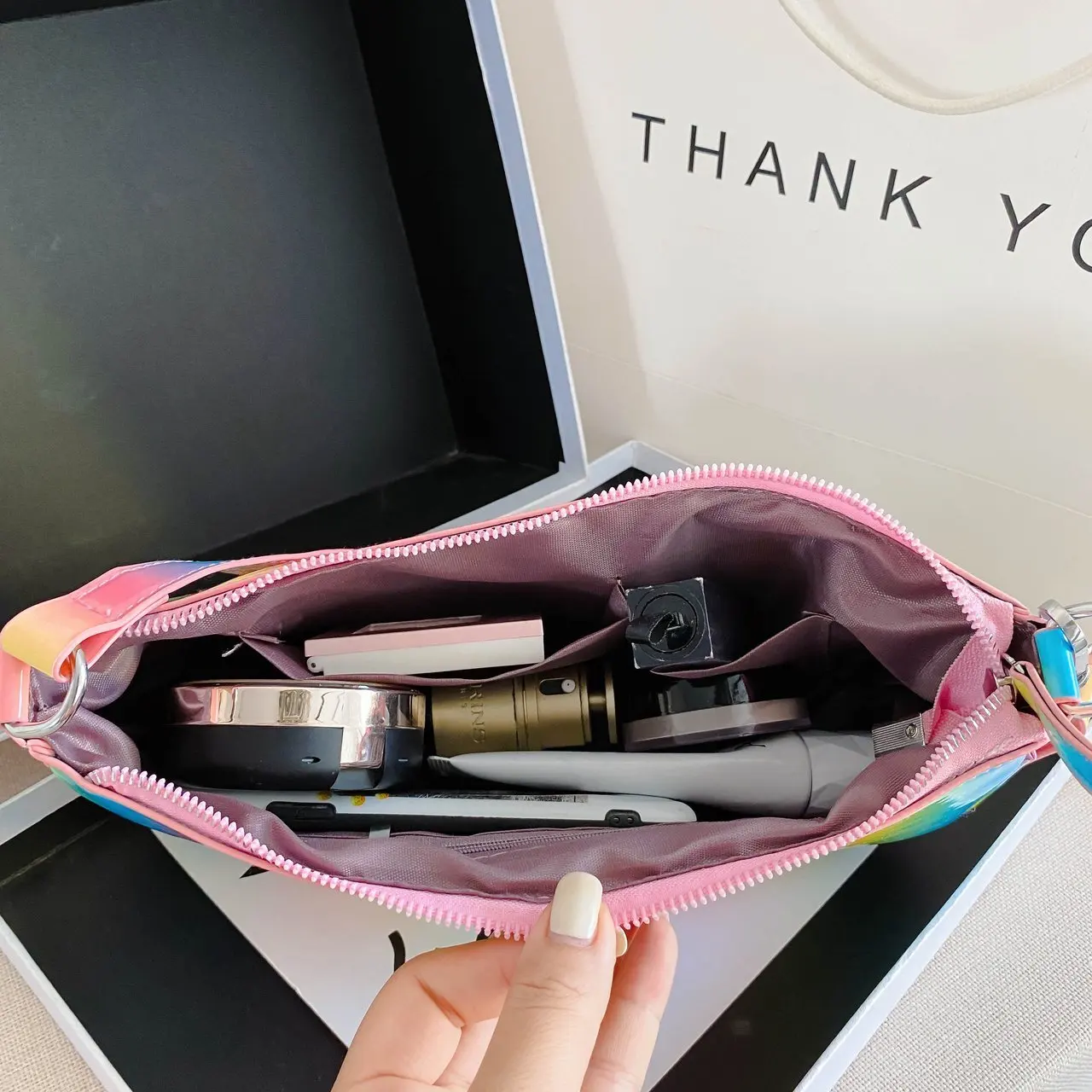 Радужные женские сумки на плечо стильная многоцветная маленькая сумочка из