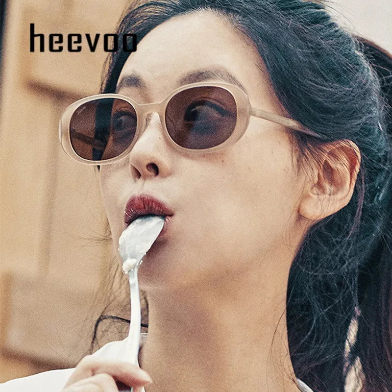 Маленькие овальные солнцезащитные очки Женские винтажные круглые в Белой и