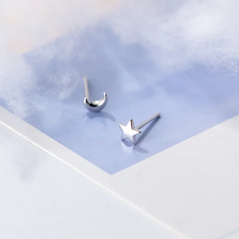 Серьги-гвоздики Асимметричные из серебра 925 пробы с Луной и звездами | Украшения