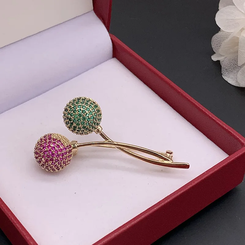 

Autumn and winter dandelion brooch red and green ball pin brooch three-dimensional luxury color diamond breast buckle suit jacke