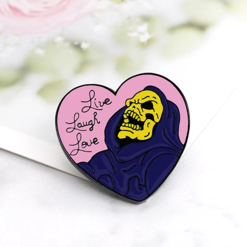 Эмалированная брошь в форме сердца фиолетового цвета