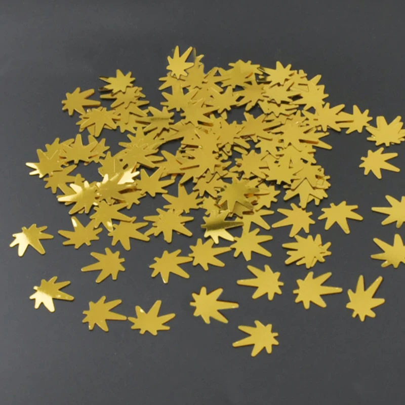 Яркими цветами золотого и красного цвета с принтом кленовых листьев Форма