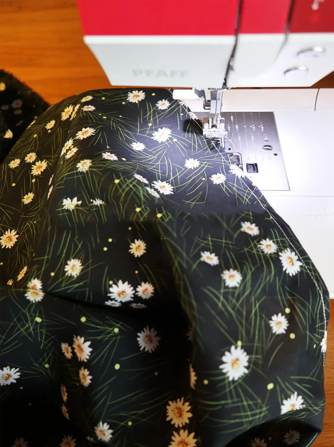 

145cm breadth 100% cotton cotton cotton diy handwork printed floral dress shirt dress black Daisy fabric