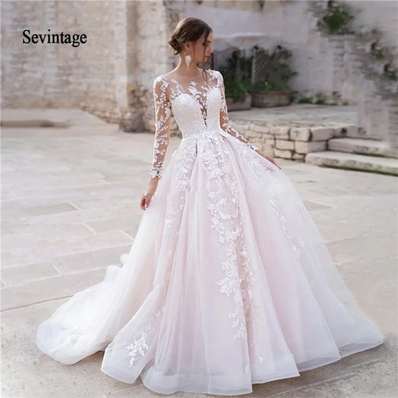 

Кружевное свадебное платье с длинными рукавами и аппликацией