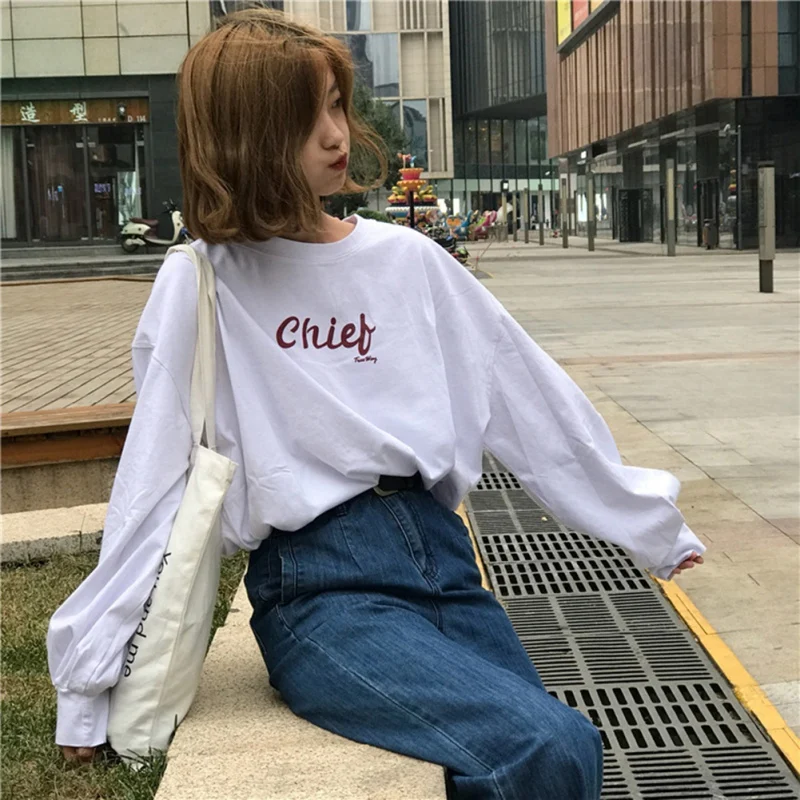 Женская свободная футболка с буквенным принтом белая Осенняя облегающая