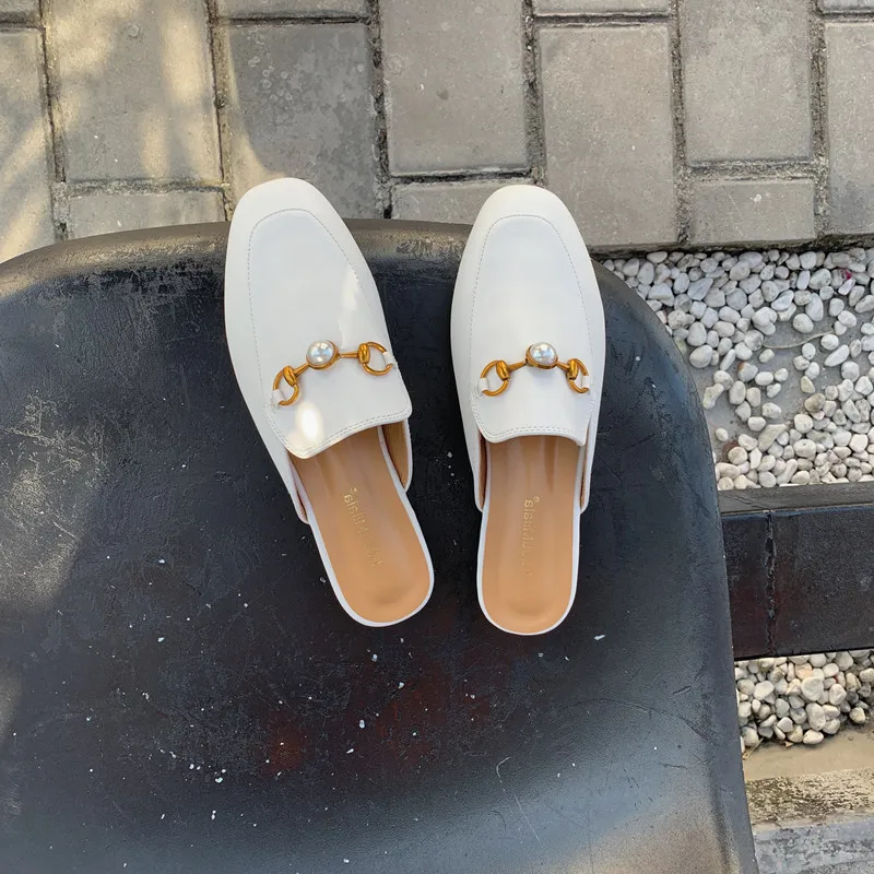Бренд molan Designers; Новинка года; роскошные женские кожаные шлепанцы без задника, украшенные жемчугом и металлической цепочкой, с вышивкой в виде красного сердца; Лоферы без задника; вьетнамки