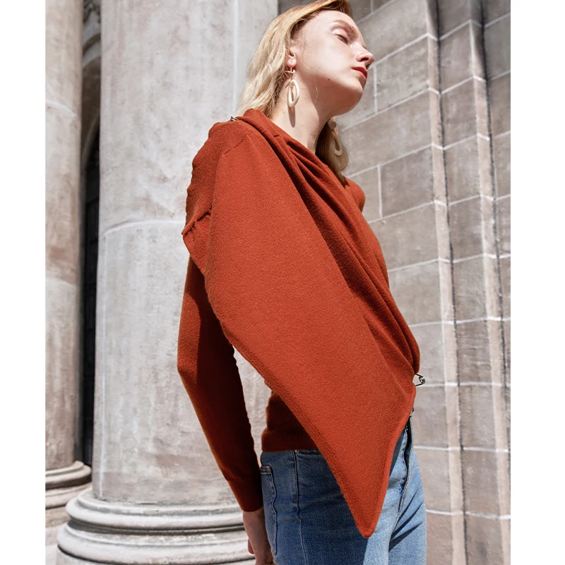 Женский вязаный свитер с круглым вырезом