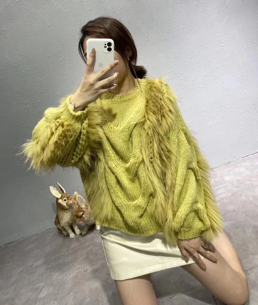 Продажа Женский трикотажный пуловер с круглым вырезом, длинным рукавом и натуральным мехом енота Pаспродажа Женский трикотажный пуловер с круглым вырезом, длинным рукавом и натуральным мехом енота