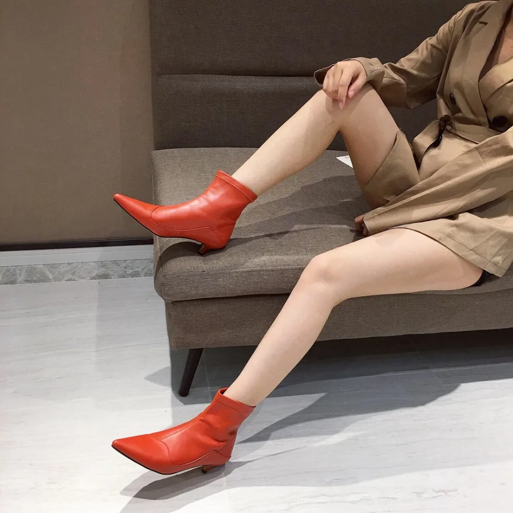 Bootee/женские ботинки г. Обувь с острым носком женские ботинки Martins на низком каблуке со шнуровкой женские ботильоны на резиновой подошве с острым носком
