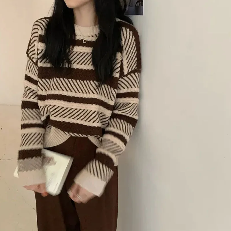 Женский вязаный свитер в полоску с длинным рукавом |