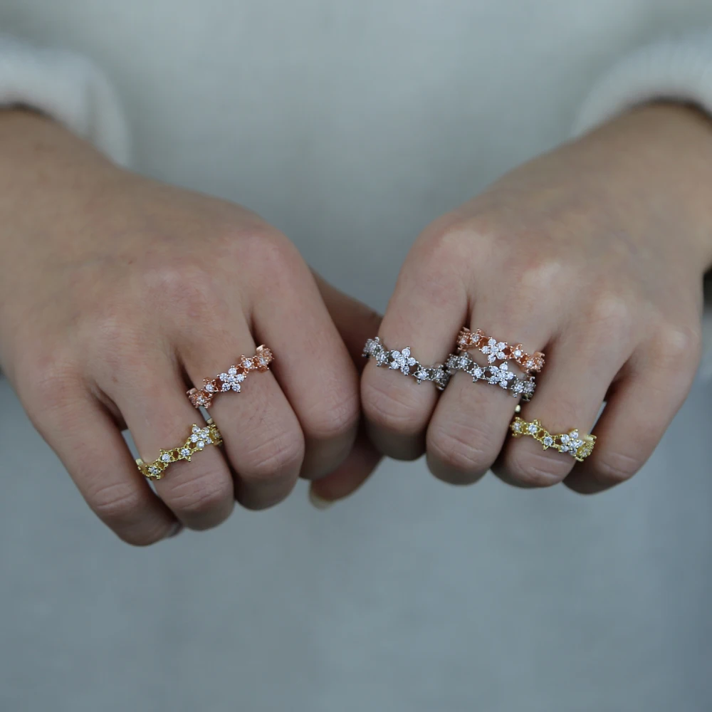 Женское кольцо с фианитом открытое регулируемое в форме цветка и звезды 5 А весна