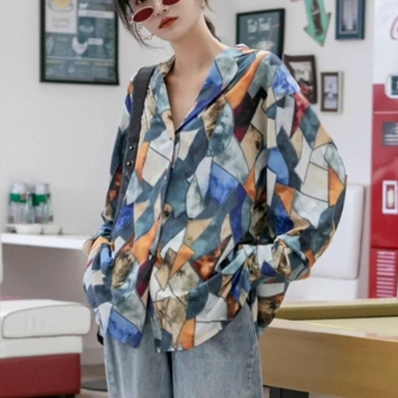 

2021 Autumn and autumn turn-down collar single-breasted geometric print loose streetwear shirt for women fashion E997