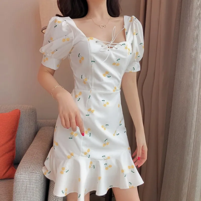 

VICONE/Новинка; Сезон весна-осень; Платье с короткими рукавами и квадратным воротником; Платье с оборками на талии и шнуровке