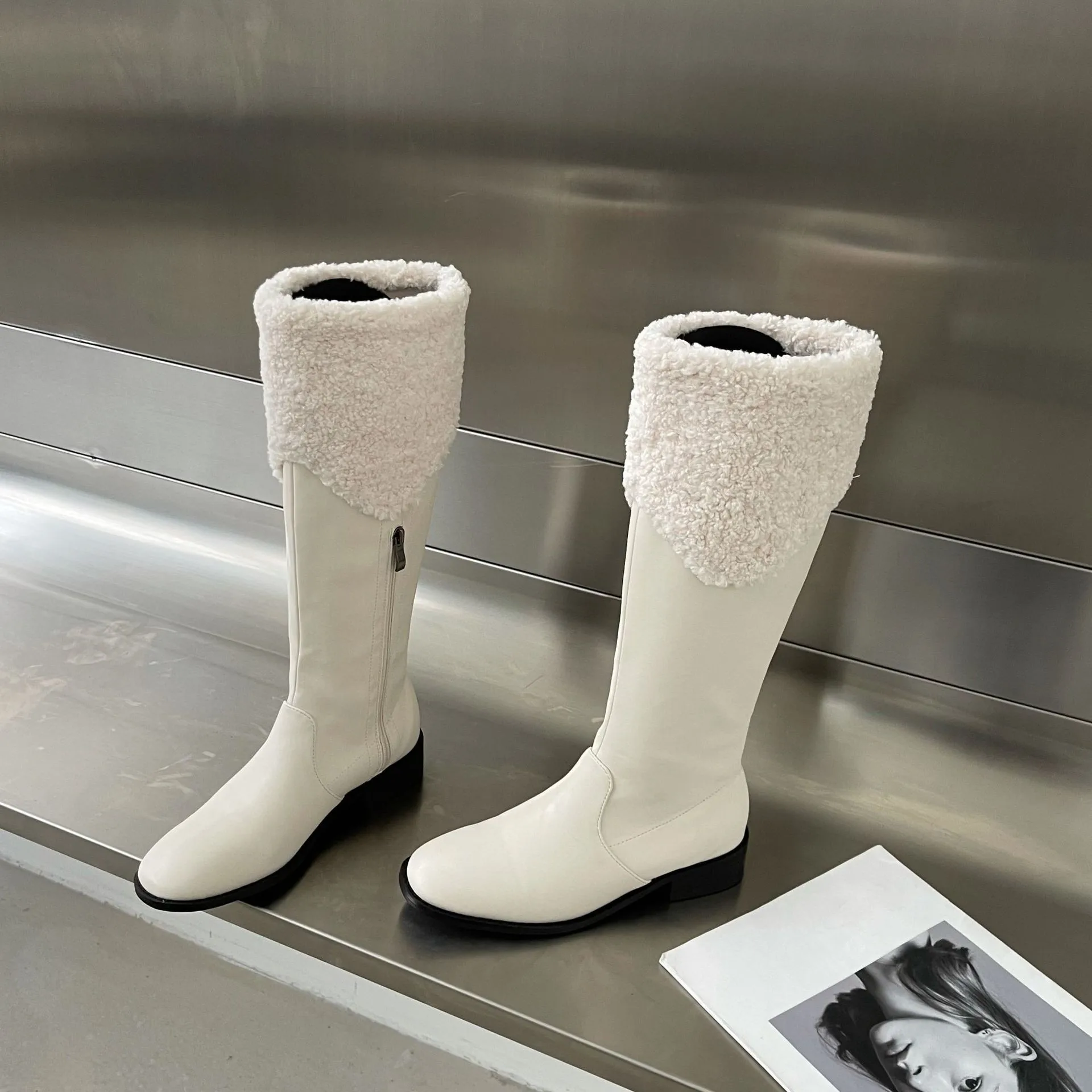 

Женские резиновые сапоги, роскошная дизайнерская женская обувь с круглым носком, зимняя обувь, привлекательные плюшевые сапоги на высоком ...