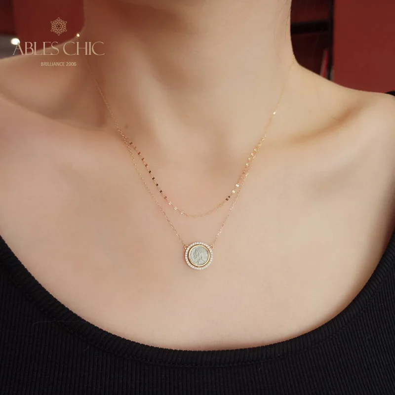 Подвеска-медальон двусторонняя из 18-каратного золота с натуральными