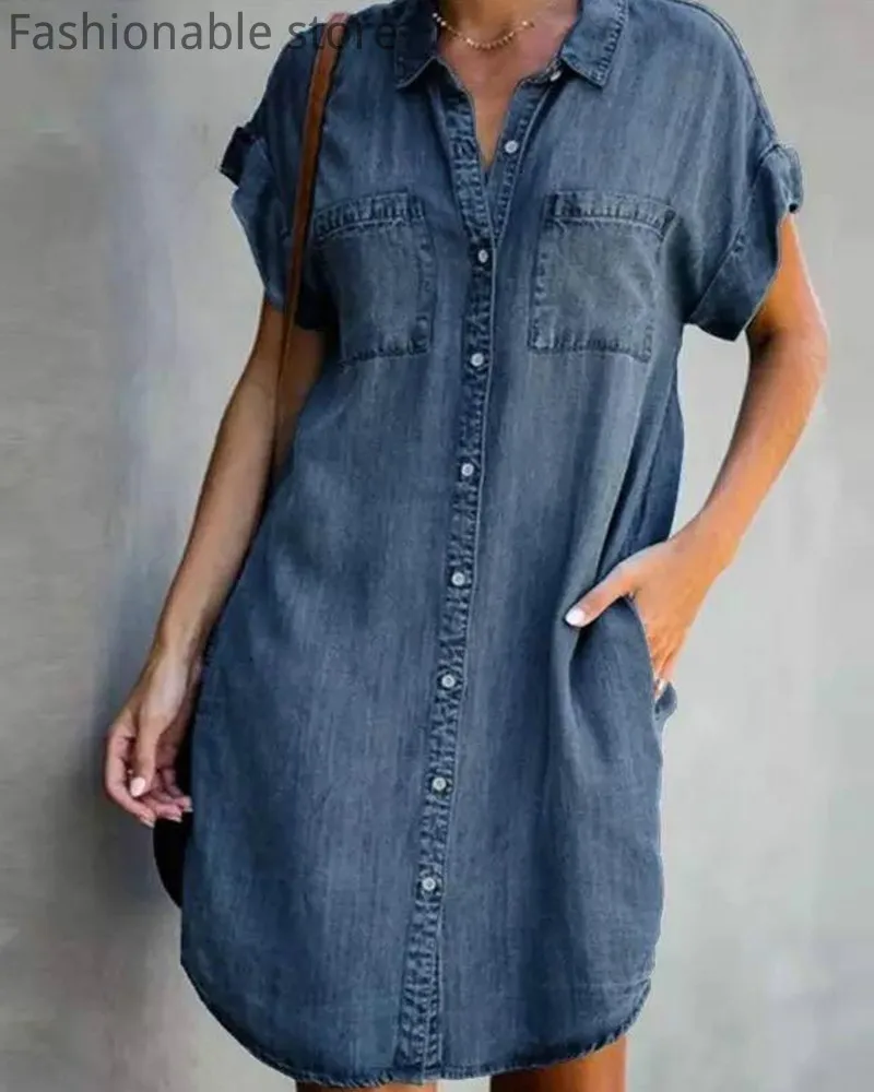 

Женское однотонное джинсовое платье-рубашка на пуговицах спереди с коротким рукавом и карманом