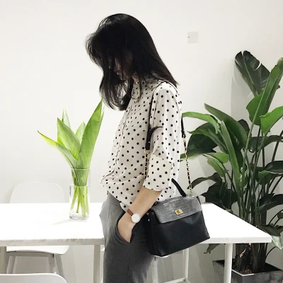 Женская сумка из кожи растительного дубления ручная через плечо с цепью на одно |